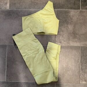 Set Active One Shoulder Set